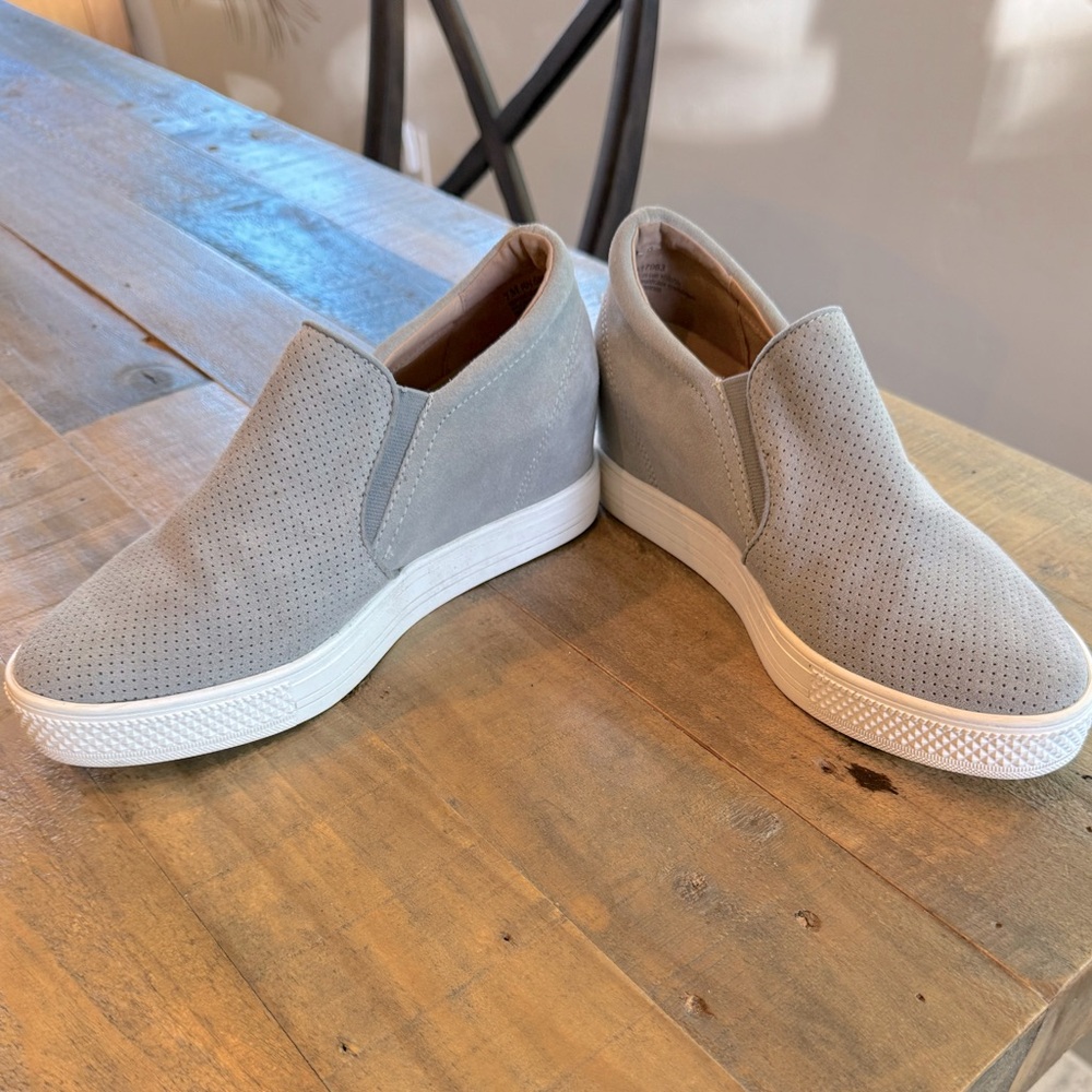 Women’s Caslon wedge tennis shoes, size 7